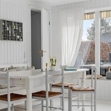 Lyst Og Romantisk Sommerhus Taet Pa Stranden