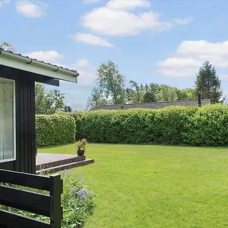 Lyst Og Romantisk Sommerhus Taet Pa Stranden